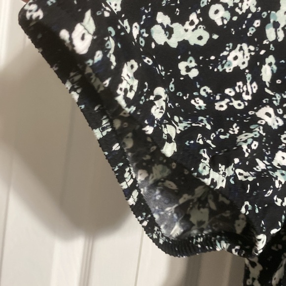 Lane Bryant black off white & pale green v-neck top shirt blouse size 18 / 20 - Picture 4 of 15